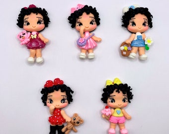 Arcillas para moños - Miss Petite ojos y pelo negro rizado, muñeca de arcilla, centro de moño, arcillas para Manualidades - Arcilla para muñecas hecha a mano - Muñeca con lazo