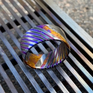 Anillo de ZrTimascus cristalizado