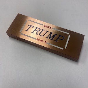 Ein Pfund Kupferbarren. 99,9% reine Kupferbarren mit Trumpfinsignien. 10 Prozent des Erlöses gehen an trumpf Kampagne. Bestell noch heute!