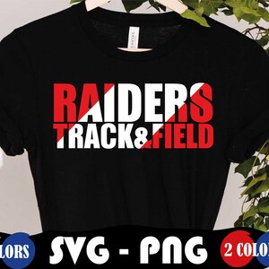 Könnte beinhalten: Schwarzes T-Shirt mit weißem Text, der "RAIDERS TRACK & FIELD" lautet, mit einem roten und weißen diagonalen Streifen hinter dem Text. Das Shirt ist in zwei Farben erhältlich.