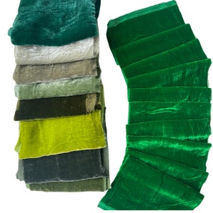 Puede incluir: Un conjunto de muestras de tela de terciopelo verde, marrón y beige. Las muestras están dispuestas en una pila vertical en el lado izquierdo de la imagen. En el lado derecho de la imagen, una pila de muestras de tela de terciopelo verde está dispuesta en una pila horizontal.