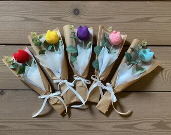 Bouquet di tulipani all'uncinetto, regalo floreale fatto a mano, bouquet di tulipani artificiali, bomboniere per feste/matrimoni.