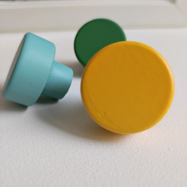 bouton poignée de tiroir, de meuble en bois peint couleurs tendance