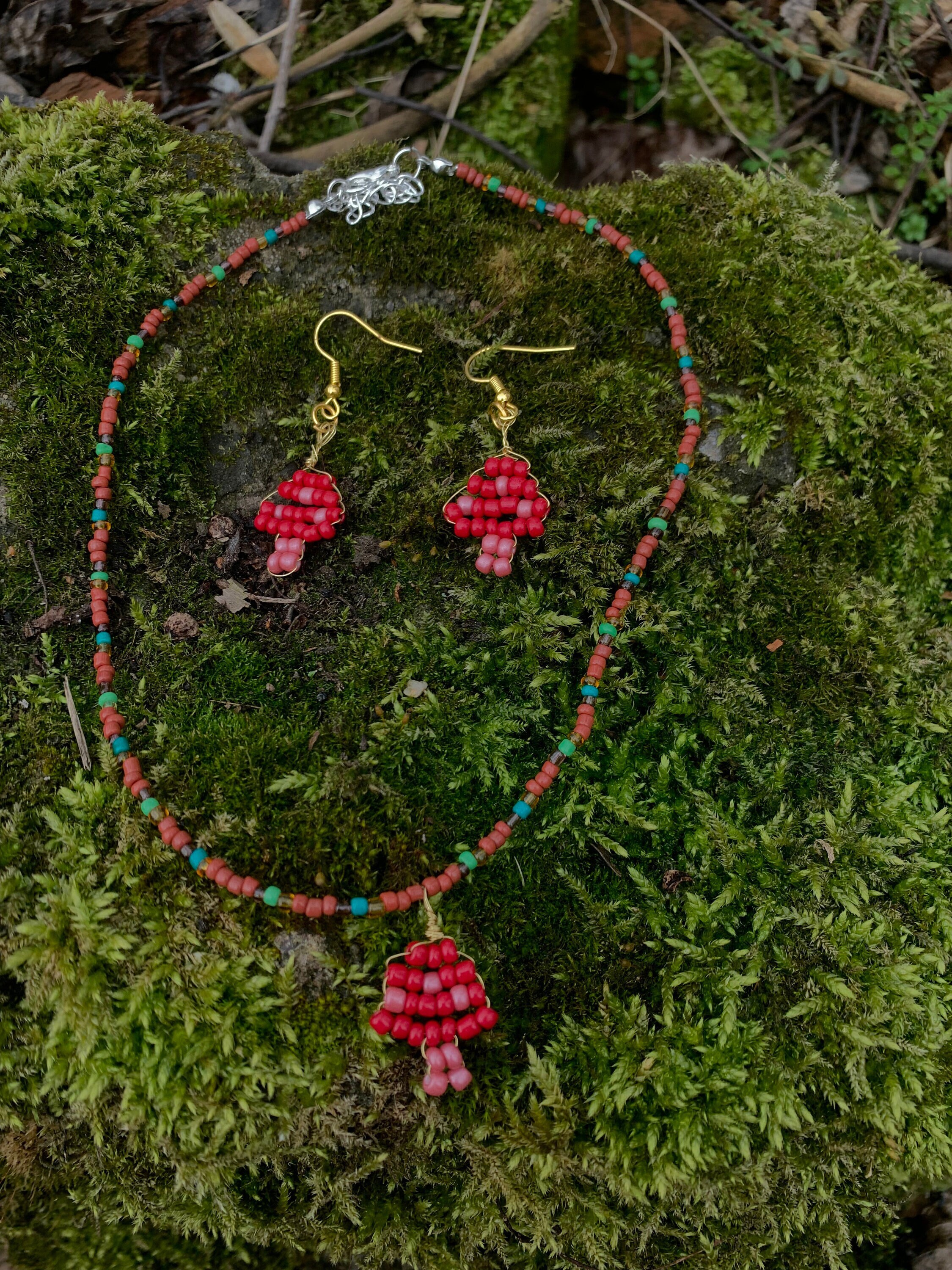 Colar de Miçangas e Brinco de Cogumelo (Mushroom beaded necklace earrings)  