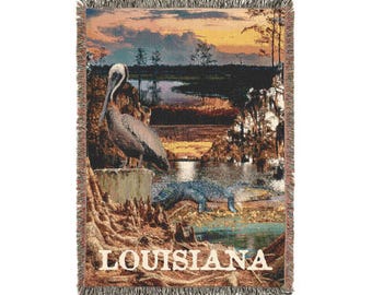 Manta acogedora con símbolos del estado de Luisiana (132 x 94 cm), collage de pelícanos pardos, caimanes y atardeceres en el pantano.