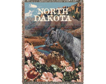 Manta acogedora con símbolos del estado de Dakota del Norte (132 x 94 cm), diseño de collage de rosas silvestres de la pradera, caballos de Nokota y tierras baldías.