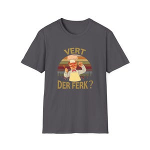 May include: Dark gray t-shirt featuring a retro design of a chef with the text "VERT DER FERK?" in a vintage font. The chef is wearing a white hat, a bow tie, and a yellow apron, set against a sunset background.