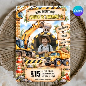 Op de afbeelding: Een verjaardagsuitnodiging met een bouwthema, voorzien van een gele kraan, graafmachine en kiepwagen. Het bevat een cirkelvormig fotokader, oranje verkeerskegels en houten borden met de tekst: DUMP EVERYTHING OLIVER IS TURNING 4.