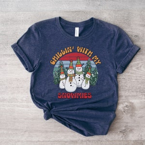 Chillin' With My Snowmies Unisex Jersey Cotton T-shirt | Koszulka Snowmen | Koszulka świąteczna | Zabawna koszulka świąteczna | Koszulka świąteczna