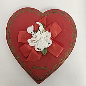 Caixa de doces vintage Valentine Heart - Vermelho com dourado - Fannie May Candies - COMO ESTÁ
