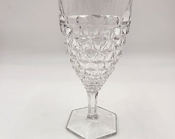 Peut inclure: Un gobelet à vin en verre transparent avec un pied hexagonal et un motif en forme de diamant sur la coupe.