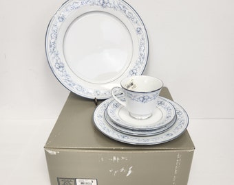 vintage années 1970 - NOS Legendary des années 80 par Noritake Dearborn 4218 - 5 Piece Place Setting - 2 disponibles