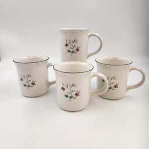 Vintage Pfaltzgraff Winterberry Set of 4 Coffee Mugs - Hot Chocolate Mugs - Cups