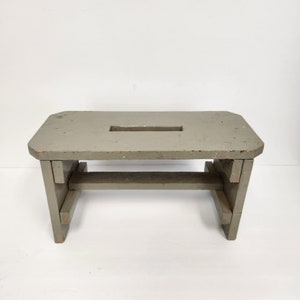Taburete de madera gris primitivo, vintage, años 40 y 50, hecho a mano. Banco para ordeñar.
