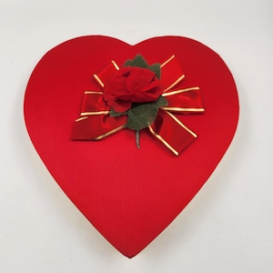 Boîte à bonbons coeur Saint-Valentin vintage - Rouge et or - Zachary Confections