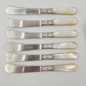 Vintage Set mit 6 Buttermessern mit Perlengriff und Sterlingsilberkappen