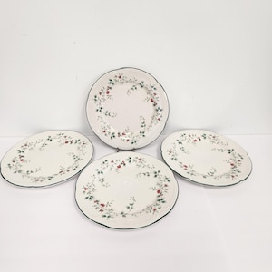 Vintage Pfaltzgraff Winterberry Set of 4 Christmas Dinner Plates