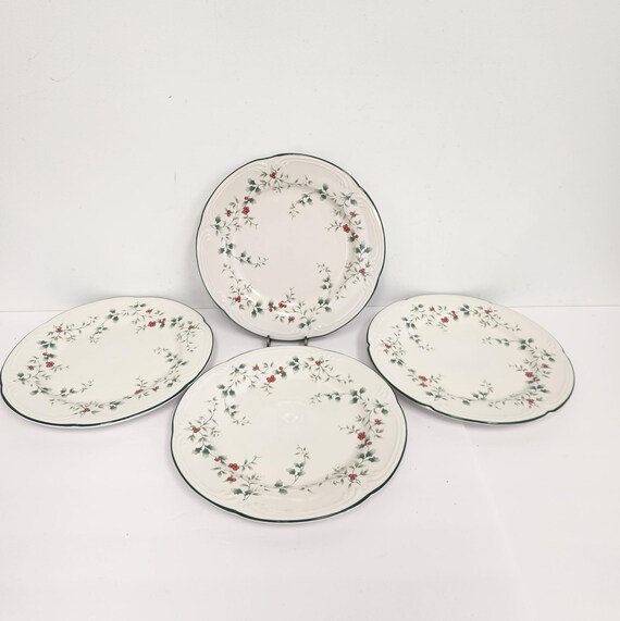 Vintage Pfaltzgraff Winterberry Set of Christmas Dinner Plates