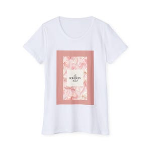 オーガニックTシャツ：HOMEBODYクラブ、レディースファッションTシャツ、ソフトブラッシュピンク、ヴィンテージリボン、フェミニンなエレガンス、快適なラグジュアリー
