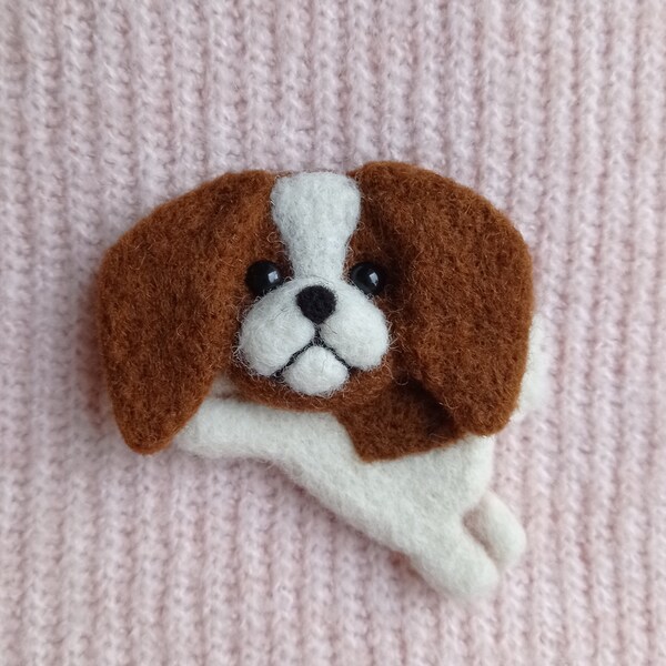 Nadelgefilzte King Charles Spaniel Brosche, Hund Pin, Tierliebhaber Schmuck, Haustier Accessoire, einzigartiges King Charles Geschenk, handgefertigtes King Charles Abzeichen