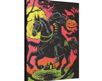 Pode incluir: Uma ilustração em preto e branco de uma figura assustadora a cavalo sobre um fundo vermelho, amarelo e verde. A figura está segurando uma abóbora talhada.