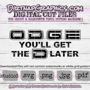 Könnte beinhalten: Schwarzweißes digitales Schnittmuster für eine Vinyl-Schneidemaschine. Das Design lautet "ODGE YOU'LL GET THE LATER". Das Design ist in den Formaten studio3, SVG, PNG, JPG und PDF verfügbar.