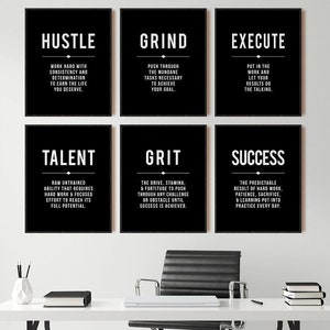 Puede incluir: Seis carteles motivacionales en blanco y negro con las palabras "Hustle", "Grind", "Execute", "Talent", "Grit" y "Success". Cada cartel tiene una fuente blanca con una breve descripción debajo de la palabra principal. Los carteles se muestran en un escritorio blanco.