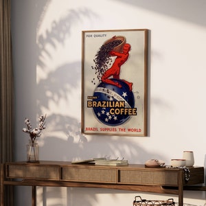Puede incluir: P&oacute;ster vintage que anuncia caf&eacute; brasile&ntilde;o. Una figura roja vierte granos de caf&eacute; en un globo terr&aacute;queo con estrellas y el texto "Drink Brazilian Coffee" y "Brazil Supplies the World".
