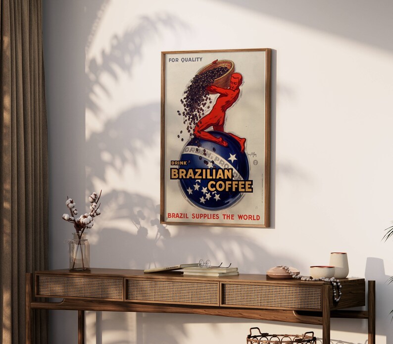Puede incluir: P&oacute;ster vintage que anuncia caf&eacute; brasile&ntilde;o. Una figura roja vierte granos de caf&eacute; en un globo terr&aacute;queo con estrellas y el texto "Drink Brazilian Coffee" y "Brazil Supplies the World".