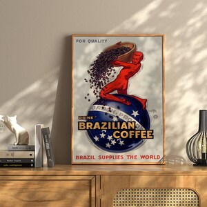 Puede incluir: P&oacute;ster vintage que anuncia caf&eacute; brasile&ntilde;o. Una figura roja vierte granos de caf&eacute; de una cesta sobre un globo terr&aacute;queo con las palabras "Drink Brazilian Coffee" y "Brazil Supplies the World".