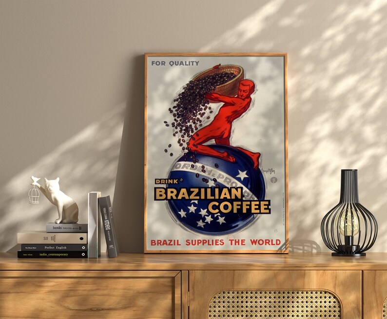 Puede incluir: P&oacute;ster vintage que anuncia caf&eacute; brasile&ntilde;o. Una figura roja vierte granos de caf&eacute; de una cesta sobre un globo terr&aacute;queo con las palabras "Drink Brazilian Coffee" y "Brazil Supplies the World".
