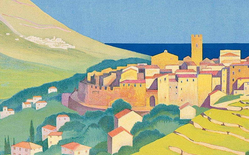 K&ouml;nnte beinhalten: Ein Gem&auml;lde, das eine kleine Stadt zeigt, die in einem gr&uuml;nen Tal eingebettet ist, mit einem blauen Meer im Hintergrund. Die Stadt besteht aus gelben und roten Geb&auml;uden mit einem hohen Turm in der Mitte. Das Tal ist mit gr&uuml;nen B&auml;umen und B&uuml;schen bedeckt. Das Meer ist tiefblau.