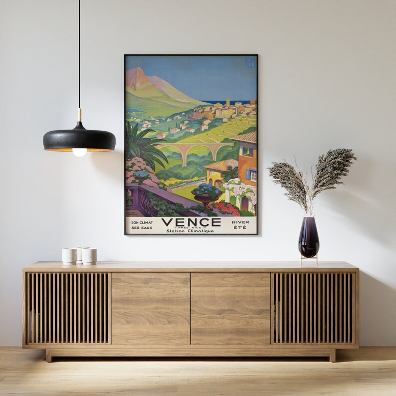 K&ouml;nnte beinhalten: Ein Vintage-Reiseposter, das f&uuml;r die franz&ouml;sische Stadt Vence als Klimastation wirbt. Das Poster zeigt eine farbenfrohe Illustration der Stadt, die in einem Tal eingebettet ist, mit einem Berg im Hintergrund. Der Text auf dem Poster lautet "Vence Station Climatique" und "Son Climat Ses Eaux Hiver Ete".