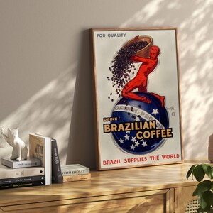 Puede incluir: P&oacute;ster vintage que anuncia caf&eacute; brasile&ntilde;o. Una figura roja vierte granos de caf&eacute; en un gran globo azul con estrellas blancas y el texto "Drink Brazilian Coffee" y "Brazil Supplies the World".