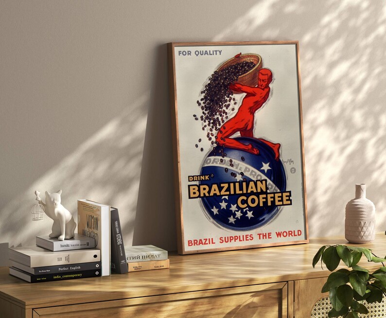 Puede incluir: P&oacute;ster vintage que anuncia caf&eacute; brasile&ntilde;o. Una figura roja vierte granos de caf&eacute; en un gran globo azul con estrellas blancas y el texto "Drink Brazilian Coffee" y "Brazil Supplies the World".