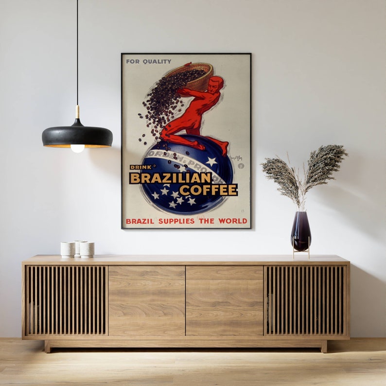 Puede incluir: P&oacute;ster vintage que anuncia el caf&eacute; brasile&ntilde;o. Una figura roja vierte granos de caf&eacute; de una cesta sobre un globo terr&aacute;queo con estrellas y las palabras "Drink Brazilian Coffee" y "Brazil Supplies the World".