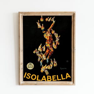 Könnte beinhalten: Gerahmtes Vintage-Poster mit einem Harlekin, der Flaschen vor schwarzem Hintergrund jongliert. Der Harlekin ist in einem farbenfrohen Rautenmuster gekleidet. Das Poster enthält den Text "ISOLABELLA" in Gelb.