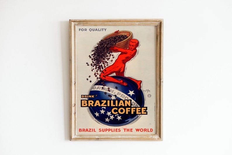 Puede incluir: P&oacute;ster vintage que anuncia caf&eacute; brasile&ntilde;o. Una figura roja vierte granos de caf&eacute; de una cesta sobre un globo con un dise&ntilde;o azul y blanco. El texto dice "Drink Brazilian Coffee" y "Brazil Supplies the World".
