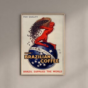 Puede incluir: P&oacute;ster vintage que anuncia caf&eacute; brasile&ntilde;o. Una figura roja vierte granos de caf&eacute; de una cesta en un globo terr&aacute;queo con fondo azul y estrellas. El texto dice "Drink Brazilian Coffee" y "Brazil Supplies the World".