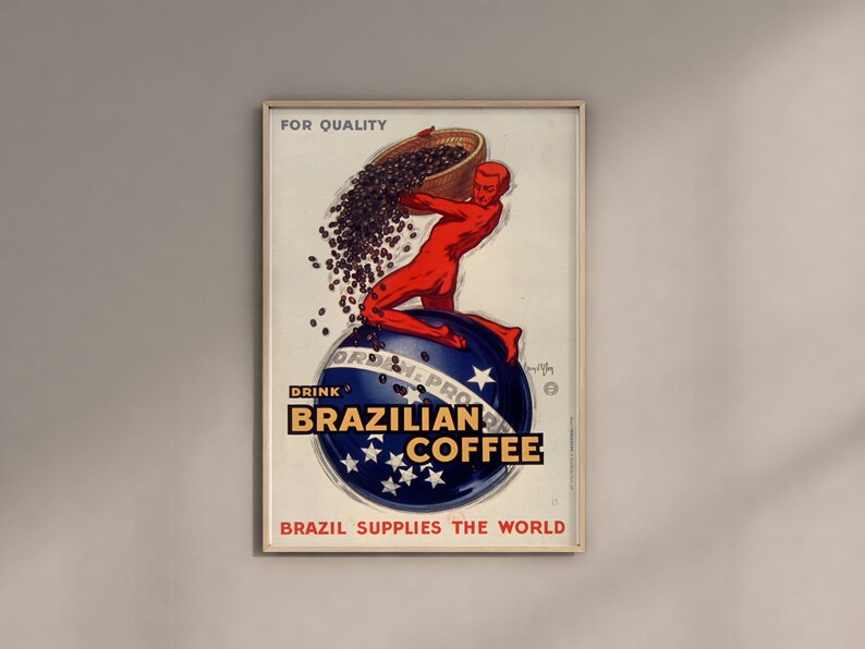 Puede incluir: P&oacute;ster vintage que anuncia caf&eacute; brasile&ntilde;o. Una figura roja vierte granos de caf&eacute; de una cesta en un globo terr&aacute;queo con fondo azul y estrellas. El texto dice "Drink Brazilian Coffee" y "Brazil Supplies the World".