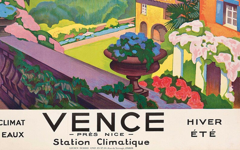 K&ouml;nnte beinhalten: Ein Vintage-Reiseposter, das f&uuml;r Vence wirbt, eine Klimastation in der N&auml;he von Nizza, Frankreich. Das Poster zeigt eine farbenfrohe Illustration eines Gartens mit einer Steinmauer, einer Topfpflanze und einem Geb&auml;ude mit einem roten Dach. Der Text auf dem Poster lautet "Vence - Pr&egrave;s Nice - Station Climatique" und "Climat Eaux Hiver &Eacute;t&eacute;".