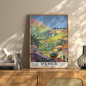 K&ouml;nnte beinhalten: Ein Vintage-Reiseposter, das Vence, Frankreich, als Klimaheilbad bewirbt. Das Poster zeigt eine farbenfrohe Illustration einer Stadt, die in einem Tal eingebettet ist, mit einem Berg im Hintergrund. Der Text auf dem Poster lautet "Vence - Pres Nice - Station Climatique - Son Climat - Ses Eaux - Hiver - Ete".