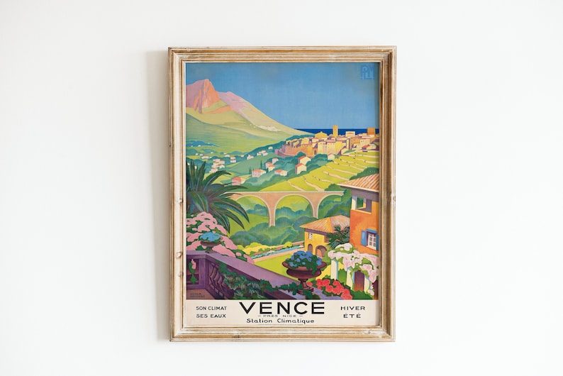 K&ouml;nnte beinhalten: Ein Vintage-Reiseposter f&uuml;r die franz&ouml;sische Stadt Vence mit einer farbenfrohen Illustration der Stadt, die in einem Tal eingebettet ist, mit einem Berg im Hintergrund. Der Text des Posters lautet "Vence - Son Climat - Ses Eaux - Hiver - Ete - Station Climatique".