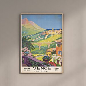 K&ouml;nnte beinhalten: Vintage-Reiseposter, das die Stadt Vence in Frankreich als Winter- und Sommerurlaubsziel bewirbt. Das Poster zeigt eine farbenfrohe Illustration einer Stadtlandschaft mit einem Berg im Hintergrund und einer Br&uuml;cke im Vordergrund. Der Text auf dem Poster lautet: "Vence, Station Climatique, Son Climat, Ses Eaux, Hiver, Ete."