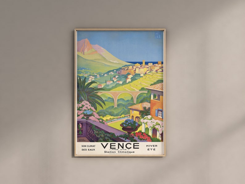 K&ouml;nnte beinhalten: Vintage-Reiseposter, das die Stadt Vence in Frankreich als Winter- und Sommerurlaubsziel bewirbt. Das Poster zeigt eine farbenfrohe Illustration einer Stadtlandschaft mit einem Berg im Hintergrund und einer Br&uuml;cke im Vordergrund. Der Text auf dem Poster lautet: "Vence, Station Climatique, Son Climat, Ses Eaux, Hiver, Ete."