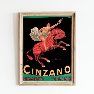 Può includere: Poster pubblicitario vintage del vermouth Cinzano. L'opera presenta una donna che cavalca una zebra rossa, tenendo in mano una bottiglia. Il poster ha la scritta "CINZANO" in oro, con "VERMOUTH TORINO" sotto.