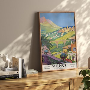 K&ouml;nnte beinhalten: Ein Vintage-Reiseposter f&uuml;r die Stadt "Vence" in Frankreich. Das Poster zeigt eine farbenfrohe Illustration einer Stadt am Hang mit einer Br&uuml;cke, Palmen und Blick auf das Mittelmeer. Der Text auf dem Poster lautet "Vence Station Climatique Son Climat Ses Eaux Hiver Ete".