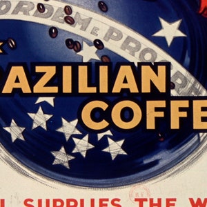Puede incluir: Un cartel vintage que anuncia caf&eacute; brasile&ntilde;o. El cartel presenta un globo terr&aacute;queo azul con estrellas blancas y el texto "DRINK BRAZILIAN COFFEE".