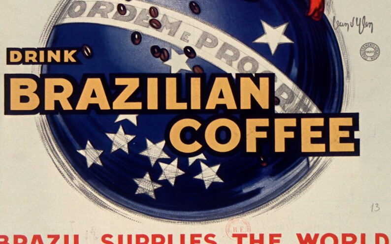 Puede incluir: Un cartel vintage que anuncia caf&eacute; brasile&ntilde;o. El cartel presenta un globo terr&aacute;queo azul con estrellas blancas y el texto "DRINK BRAZILIAN COFFEE".