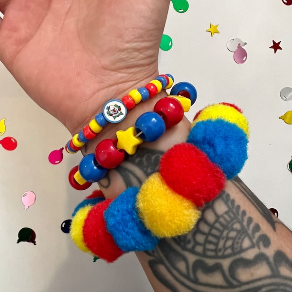 Clown-Pom-Pom-Perlenarmband-Set, Clowncore-Accessoires, Schmuck, Primärfarbe